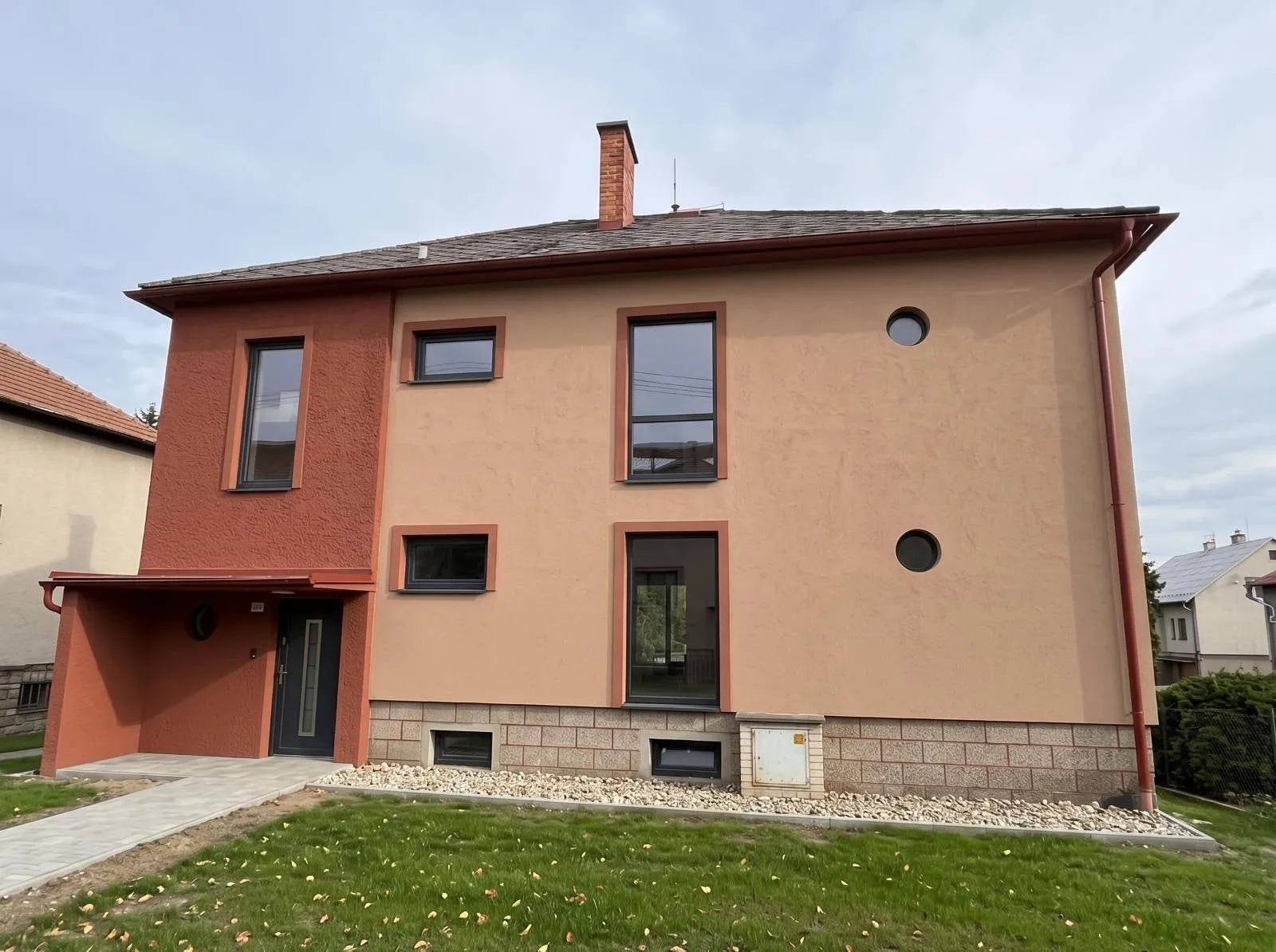 Stejný rodinný dům po rekonstrukci: nová fasáda, okna, vstupní dveře a zpevněné plochy