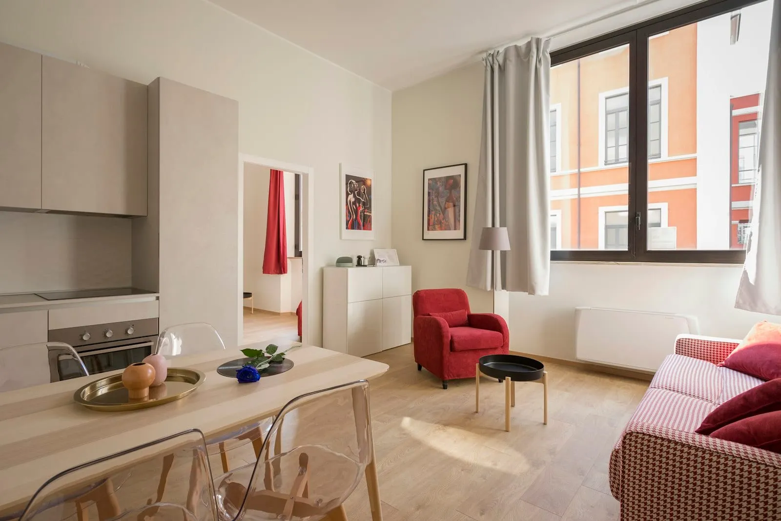 Světlý byt po rekonstrukci s výhledem na historickou fasádu