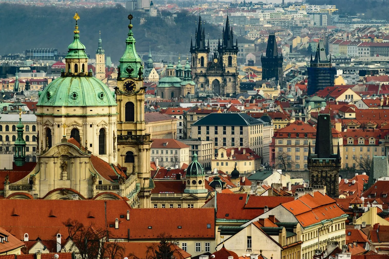 Střechy a věže historického města v podvečerním světle